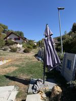 Schöner grosser Sonnenschirm ohne Schäden. 