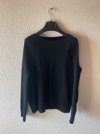 Schwarzer Pullover