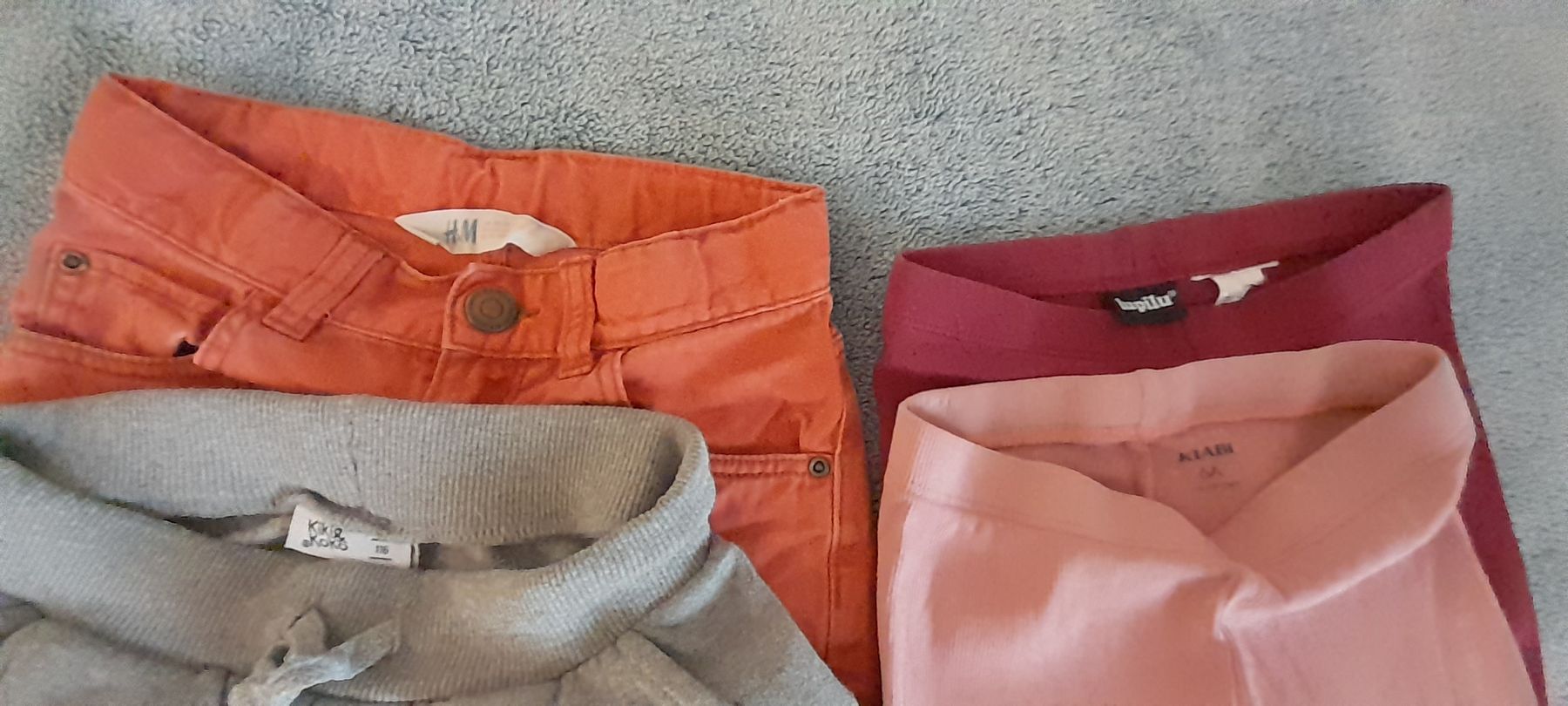 Ensembles coordonnés: 4 Hosen/Leggins Mädchen Gr. 110 / 116 – D'occasion à Fontaines NE par neuch123 1