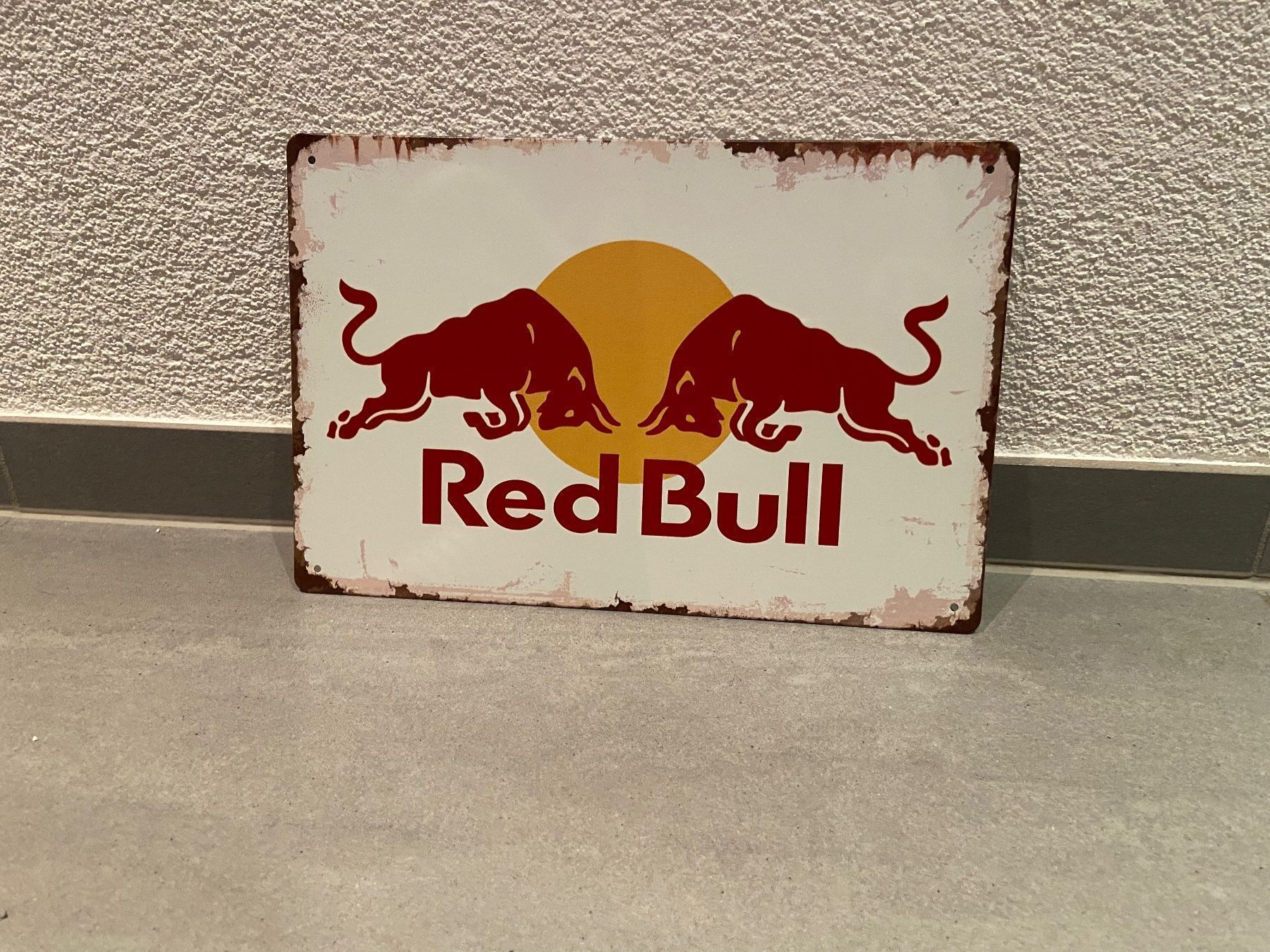 Insegne: METALL BLECHSCHILD RED BULL  / DER RENNER / 1 STÜCK – Nuovo e nell'imballaggio originale da Seon venduto da Aaargauer01 2