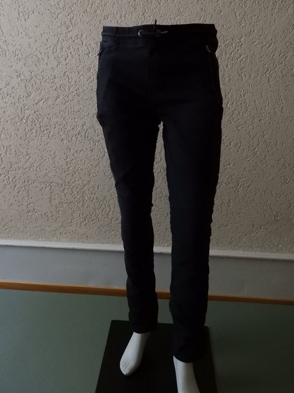 C&A Pantaloni: Pantalon JOG COTTON noir, taille 176 – Usato da Dombresson venduto da sev_bsb8 1