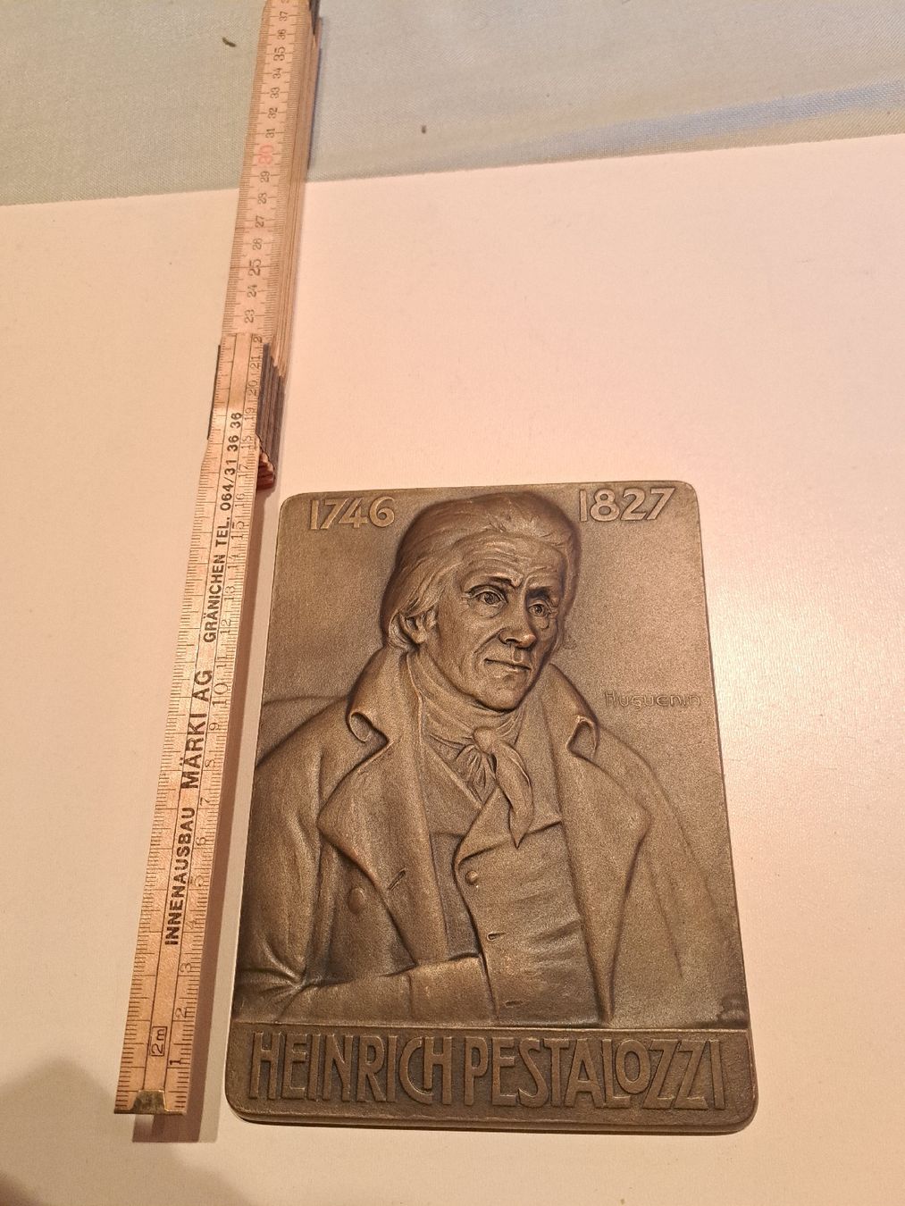 Piatti di portata: Bronzeplatte Heinrich Pestalozzi – Usato da Walde AG venduto da Kunstgiesser