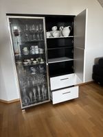 Vitrinenschrank schwarz weiss mit Glasfront und Schublade