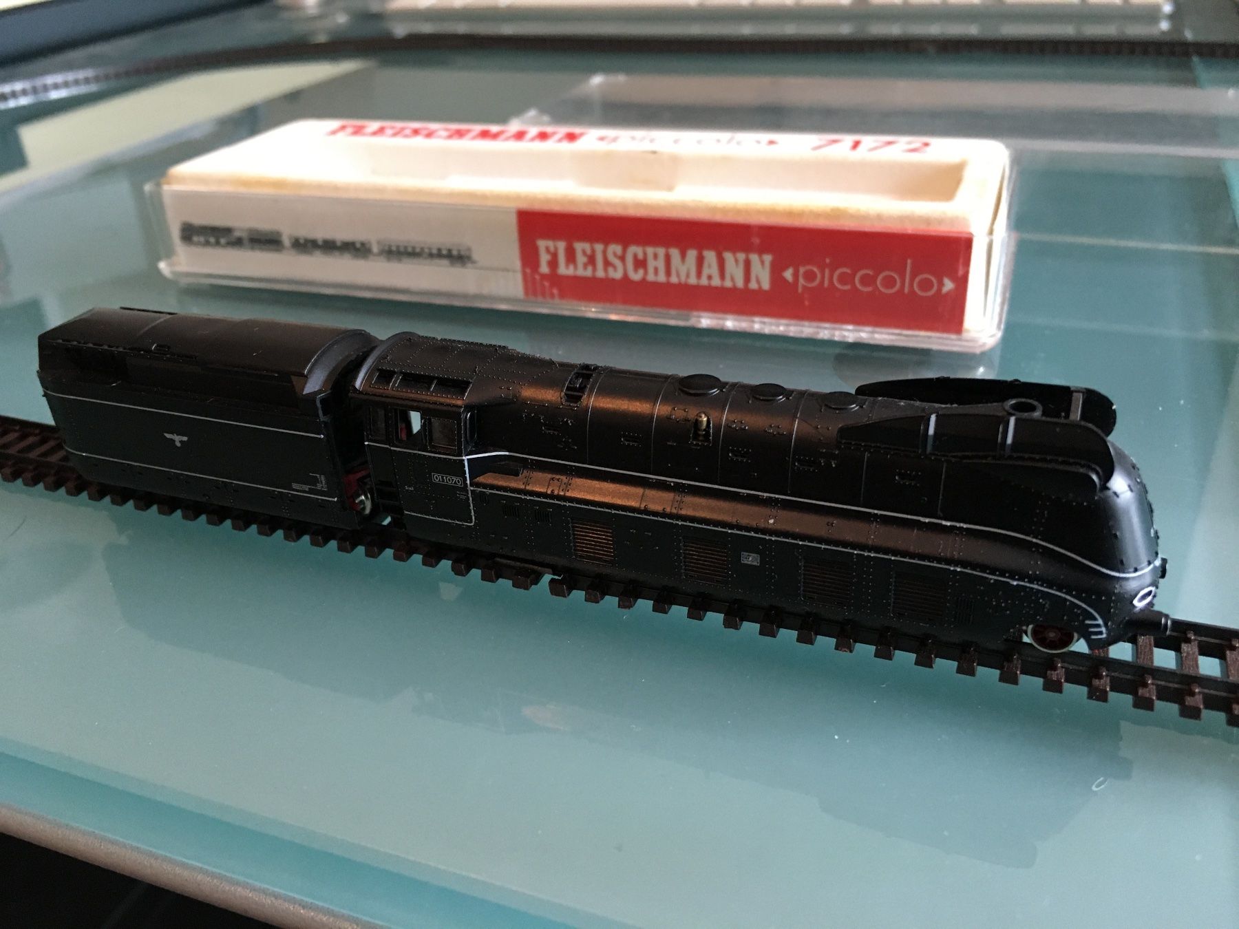 Fleischmann Modellini di ferrovie: Fleischmann Piccolo BR01 BR 01 DR Stromlinien Dampflok – Usato da holziken venduto da Weston