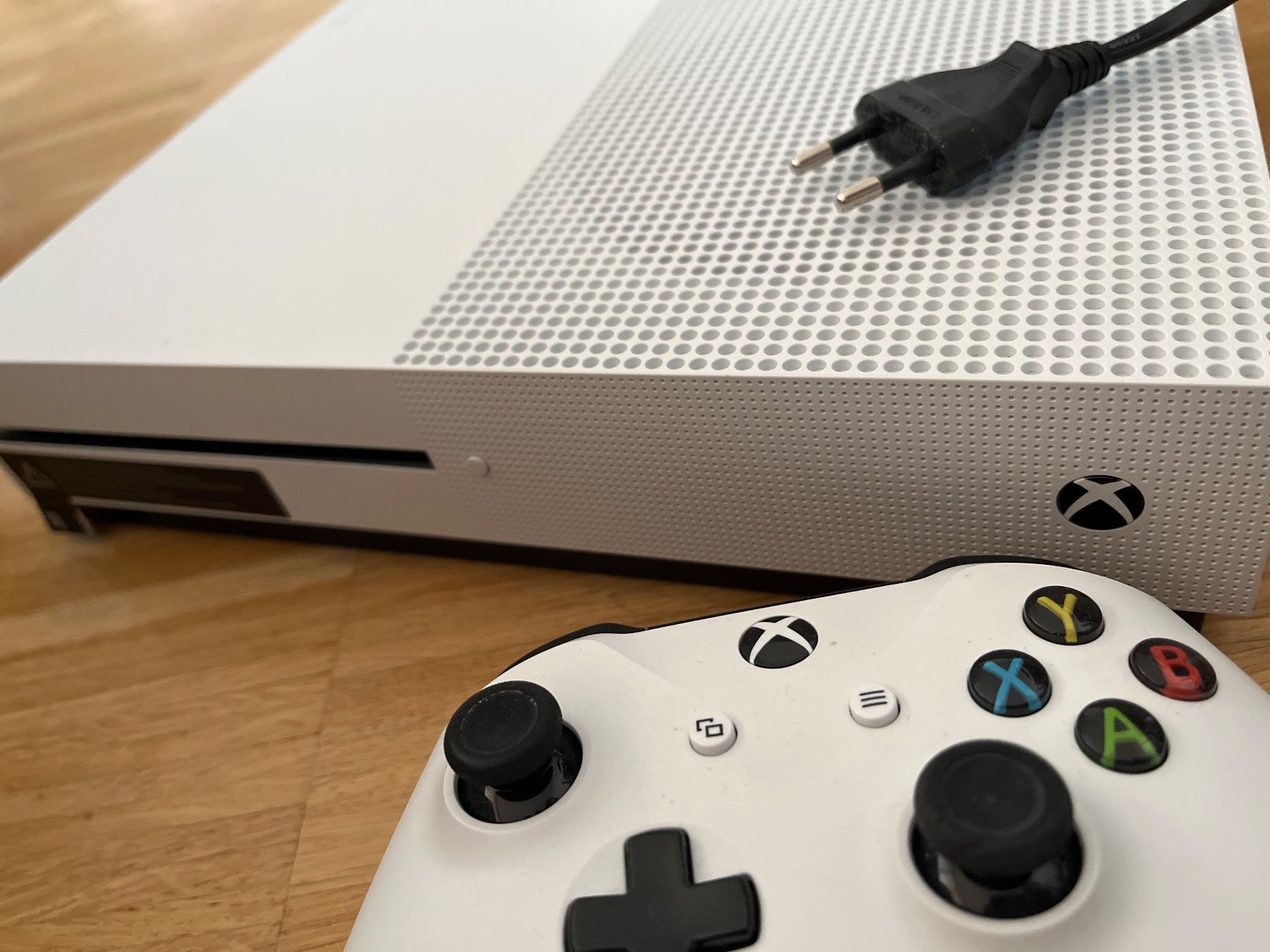 Console: Xbox One S, neuve, parfait état – Nuovo (secondo la descrizione) da Genève venduto da Lalafanny66 1