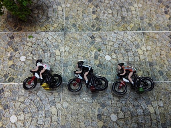 Modellini di ferrovie: 3 Velo-Fahrer H0 – Nuovo e nell'imballaggio originale da Luzern venduto da Salefactory 2