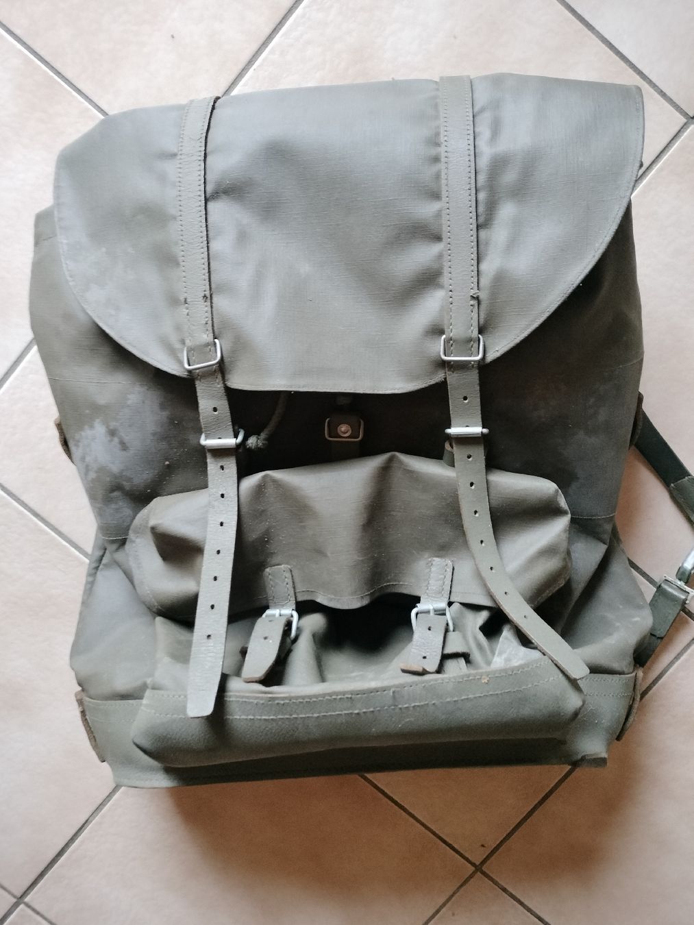 Schweizer Armee Zaini: Antiker Schweizer Armee Militär Rucksack – Usato da Schwanden Sigrisw venduto da len_9yqg 1