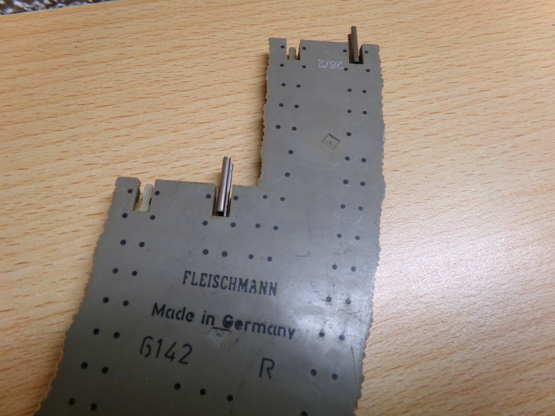 Fleischmann Modellini di ferrovie: Fleischmann H0 Profigleis Bogenweiche rechts 6142 mit Antrie – Usato da Hombrechtikon venduto da Se9 7