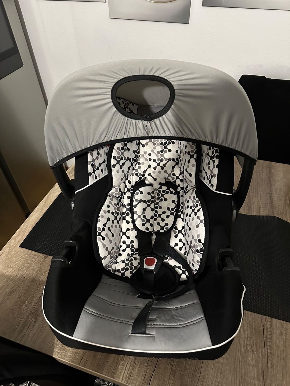 Seggiolini per auto: kinder stuhl babyschale – Usato da Köniz venduto da Honestyy 3