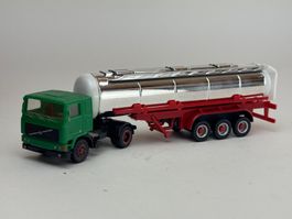 GB5- Herpa Volvo Tanksattelzug grün rot
