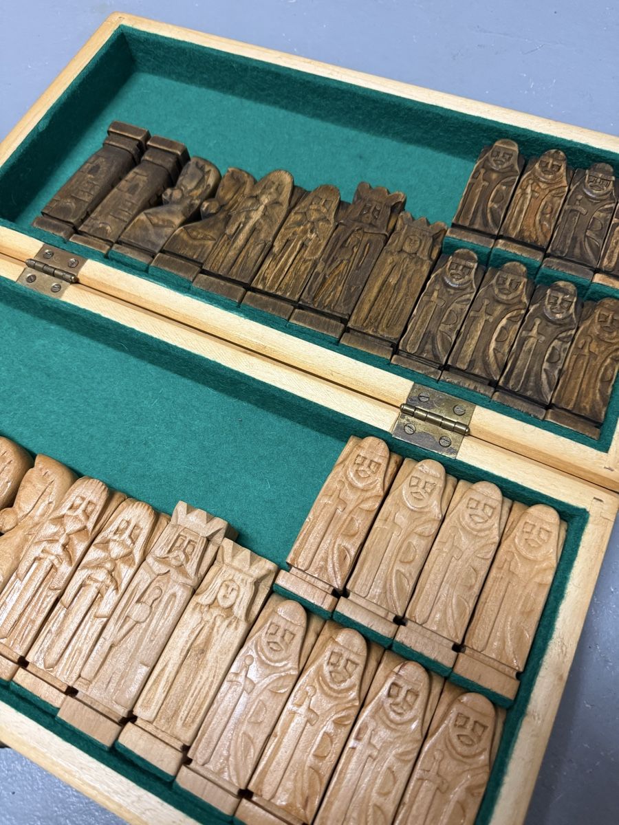 Spiele: Handgeschnitztes Schachspiel aus Holz - Einzigartiges Design – Gebraucht aus Brüttisellen von stanos 6