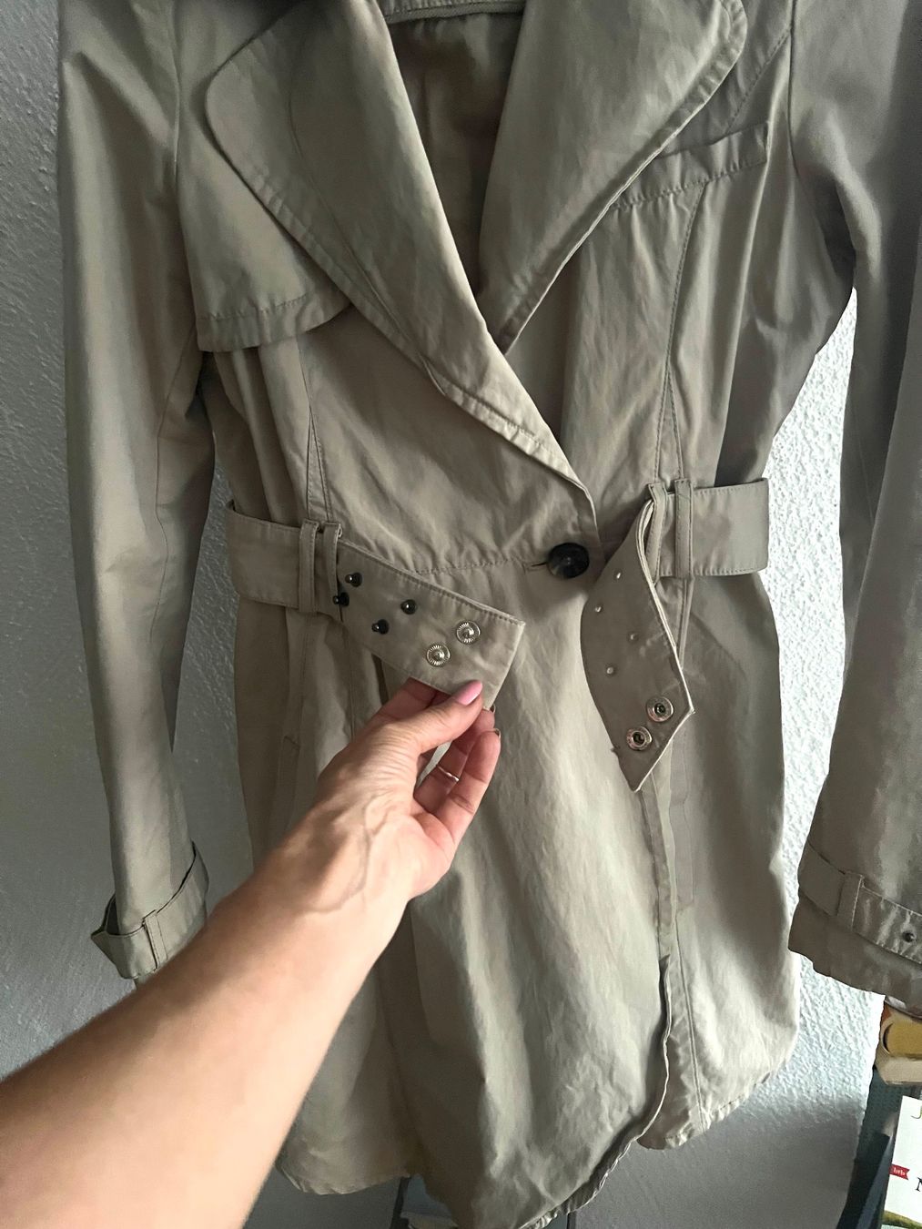 Guess Cappotti: Damen Trenchcoat Guess beige Grösse S – Usato da Bern venduto da kaeffy 2
