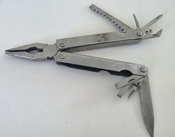 Multitool mit Zange, Messer, Schraubenzieher, Säge usw.