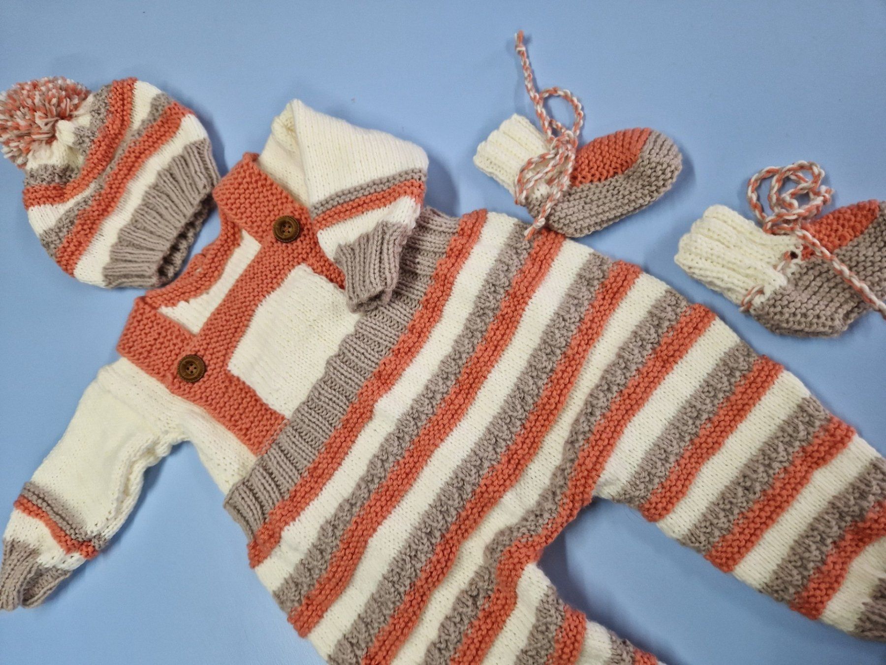 Lotti di vestiti: Ensemble tricoté MAIN 3-6 mois UNIQUE – Nuovo e nell'imballaggio originale da St-Imier venduto da goodber 1