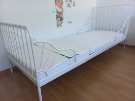Ausziehbares Kinderbett mit Matratze und Lattenrost