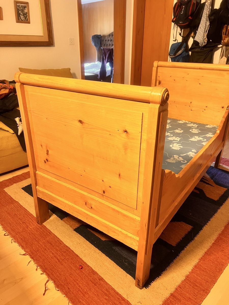 Betten: Kinderbett antik Holz – Gebraucht aus Davos Glaris von Marryon 1