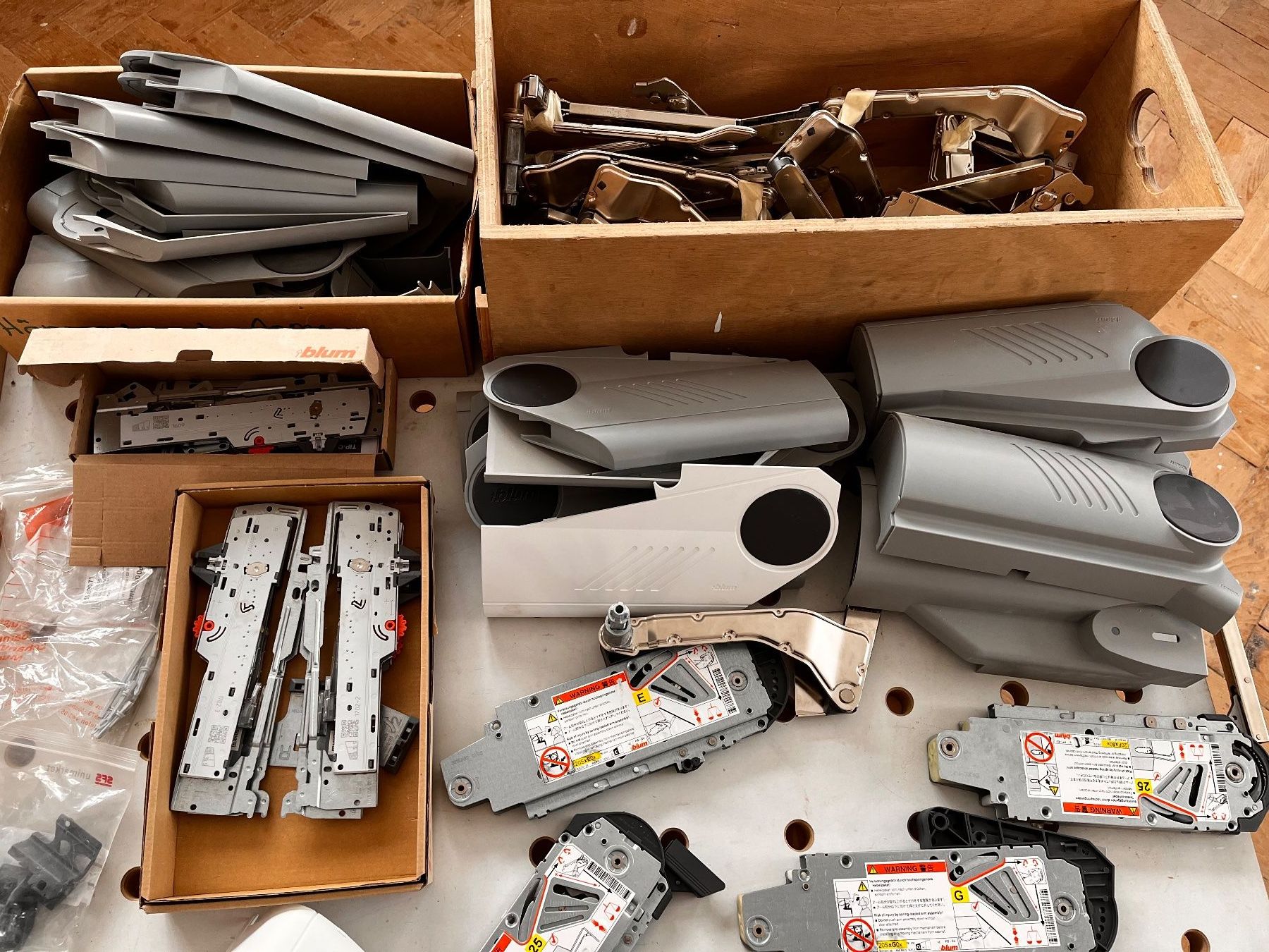 Blum Ferramenta: BLUM Klappensystem Restposten – Nuovo (secondo la descrizione) da Boniswil venduto da Michu5 2