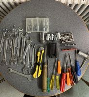 Werkzeugkoffer aus Metall und Kunststoff.inklusive Zubehör