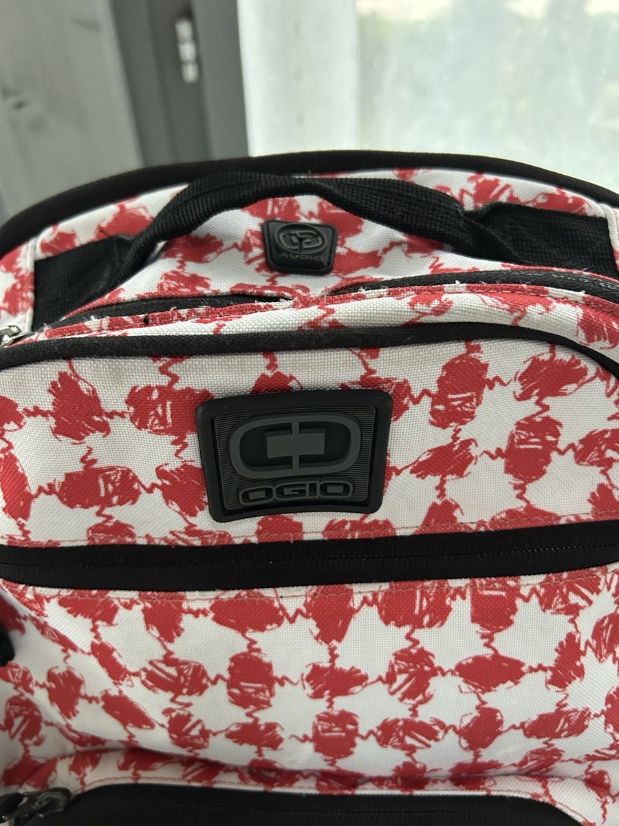 Ogio Zaini: Ogio Backpack Red & White Patterned Snowboard/Ski Bag – Usato da Saland venduto da ele_vc96 4