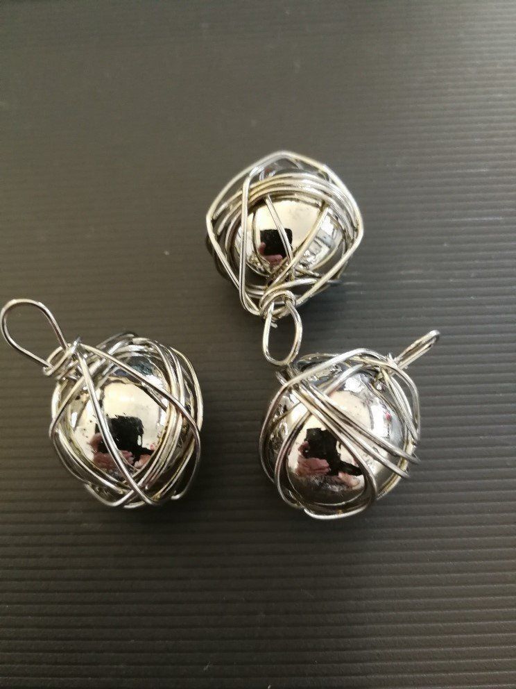 Pendentifs: 3 Anhänger Kugel  mit Draht 28x17mm – D'occasion à Alpnachstad par perlengaby