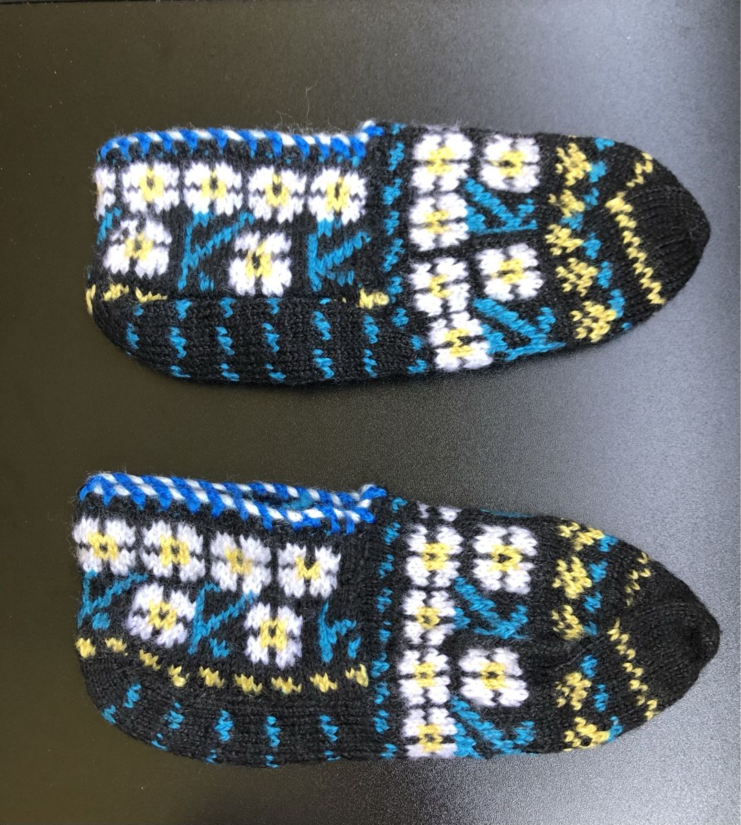 Scarpe da uomo: Gestrickte Hausschuhe Blumenmuster Grösse ca 39 – Nuovo (secondo la descrizione) da St.Gallen venduto da nitka. 2