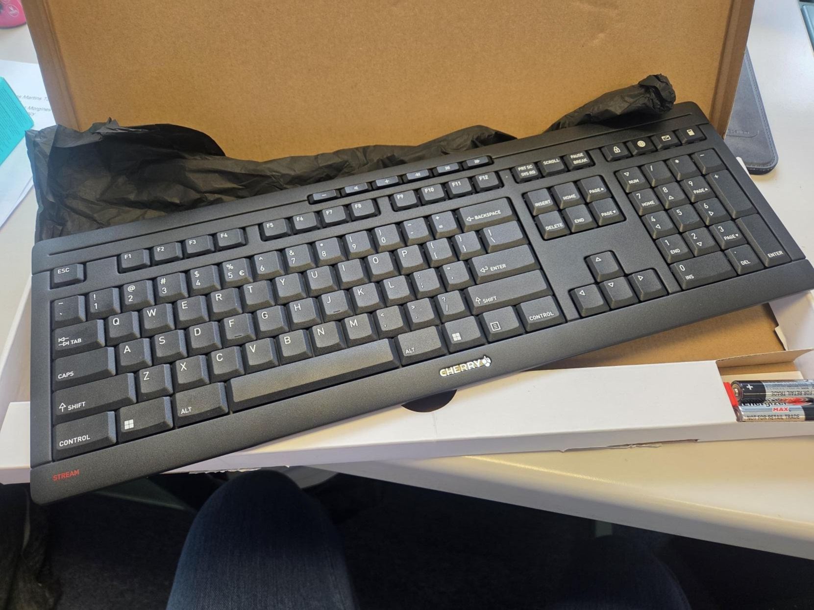 Claviers: CHERRY Keyboard STREAM WIRELESS [US/EU] black US-Internation – Neuf avec emballage d'origine à Gossau ZH par OrderflowAG