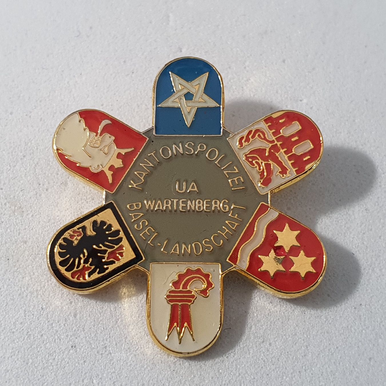 Placchette & Badge: Z653 - Pin Kantonspolizei Basel - Landschaft Wartenberg – Usato da Reinach BL venduto da Boston-Verkauf