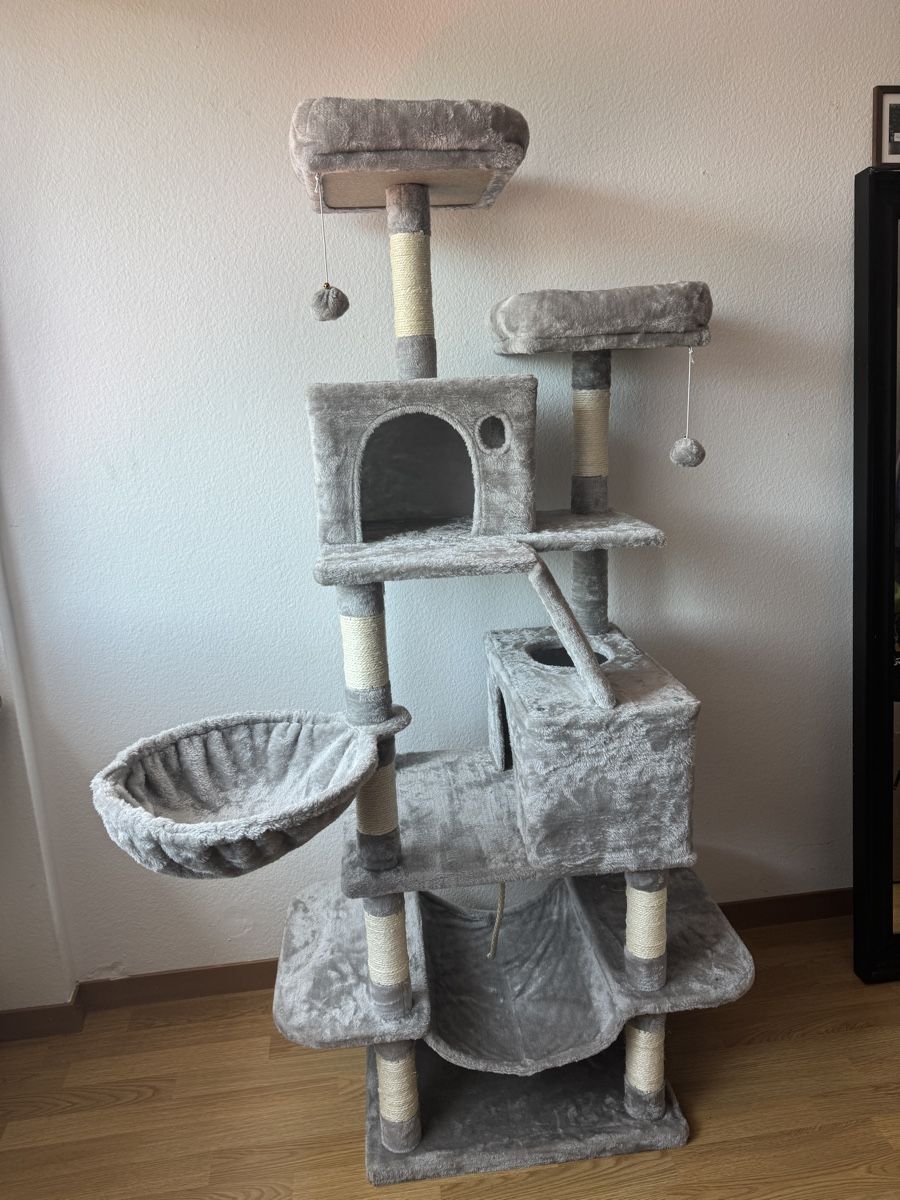 Tiragraffi: Cat tree scratching post grey multi-level,  NEW – Nuovo e nell'imballaggio originale da Effretikon venduto da expiredrice