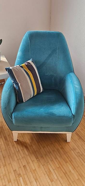 Divani: Zwei Sofas, ein Sessel, ein Fernsehständer, eine Standlampe – Usato da Enggistein venduto da onu_7c28 3