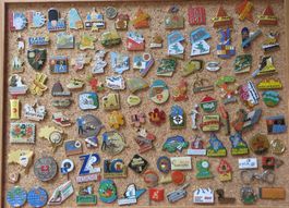 PIN, SAMMLUNG VON ÜBER 100 SCHÖNEN PINS AUF KORKWAND