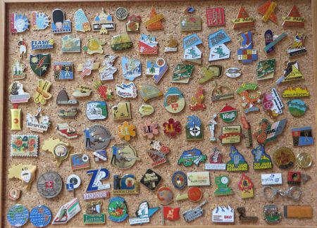 PIN, SAMMLUNG VON ÜBER 100 SCHÖNEN PINS AUF KORKWAND