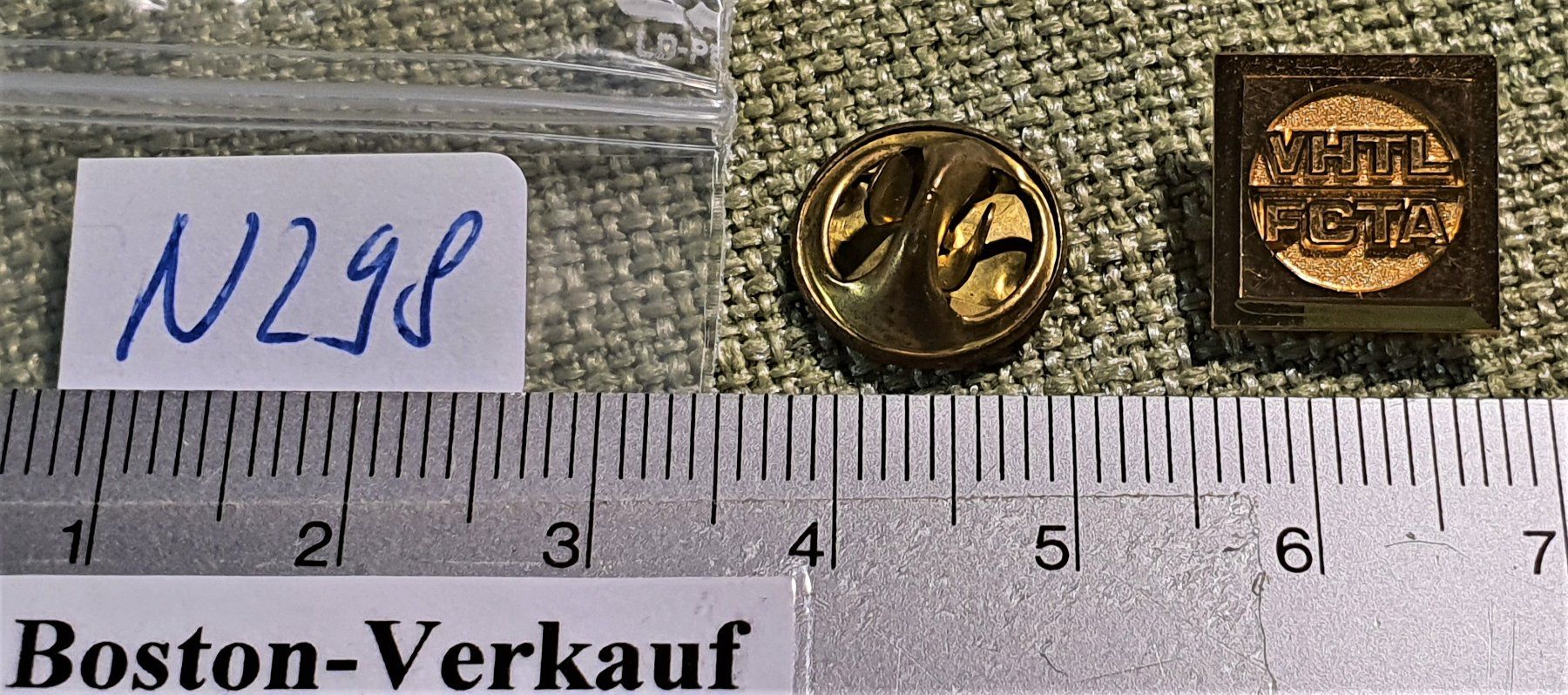 Placchette & Badge: N298 - Goldiger Pin  VHTL  /  FCTA – Usato da Reinach BL venduto da Boston-Verkauf 3