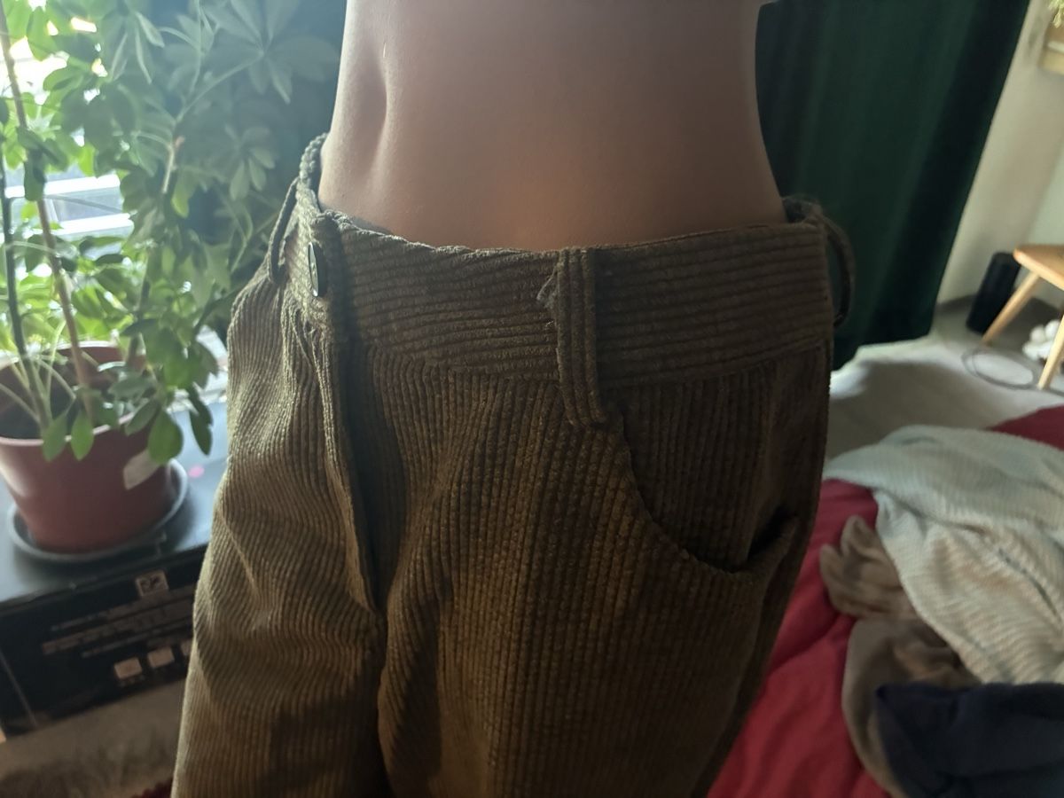 Pantaloni: Dunkelgrüne weite Hose – Usato da Ueberstorf venduto da nai_9z9s 2