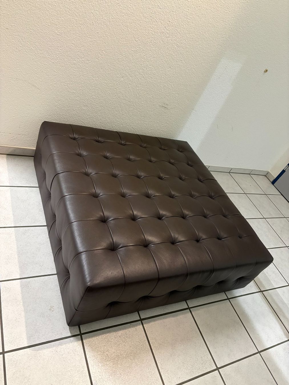 Hocker: 114cmx114cmx39cm echtes Leder Hocker Tisch Hocker gross – Gebraucht aus Ottenbach von TimelessEmotions.