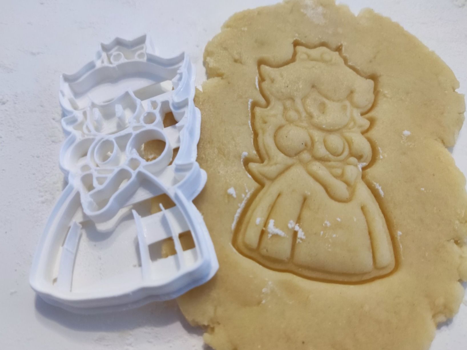 Teglie da forno: Mario Prinzessin Peach Ausstechform Guetzliausstecher – Nuovo e nell'imballaggio originale da Büren SO venduto da Asadn