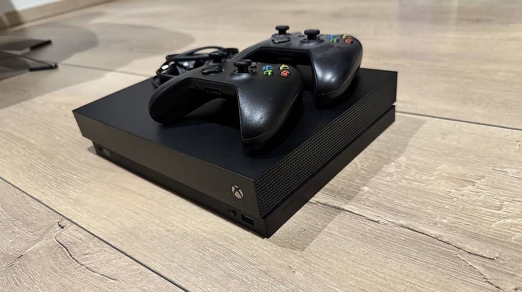 Microsoft Console: Xbox One X + 2 controller – Usato da Emmen venduto da abd_tc68 1