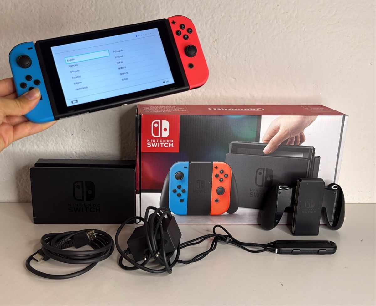 Nintendo Consoles: Nintendo Switch Console - with box and screen protector! – D'occasion à Ehrendingen par bubulence