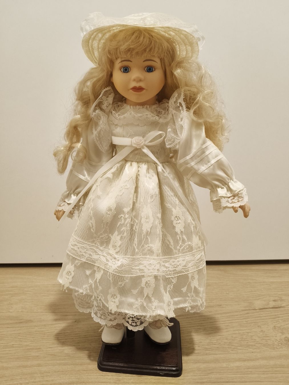 Bambole: Poupée porcelaine – Nuovo (secondo la descrizione) da Monthey venduto da lesaffairesdecamille