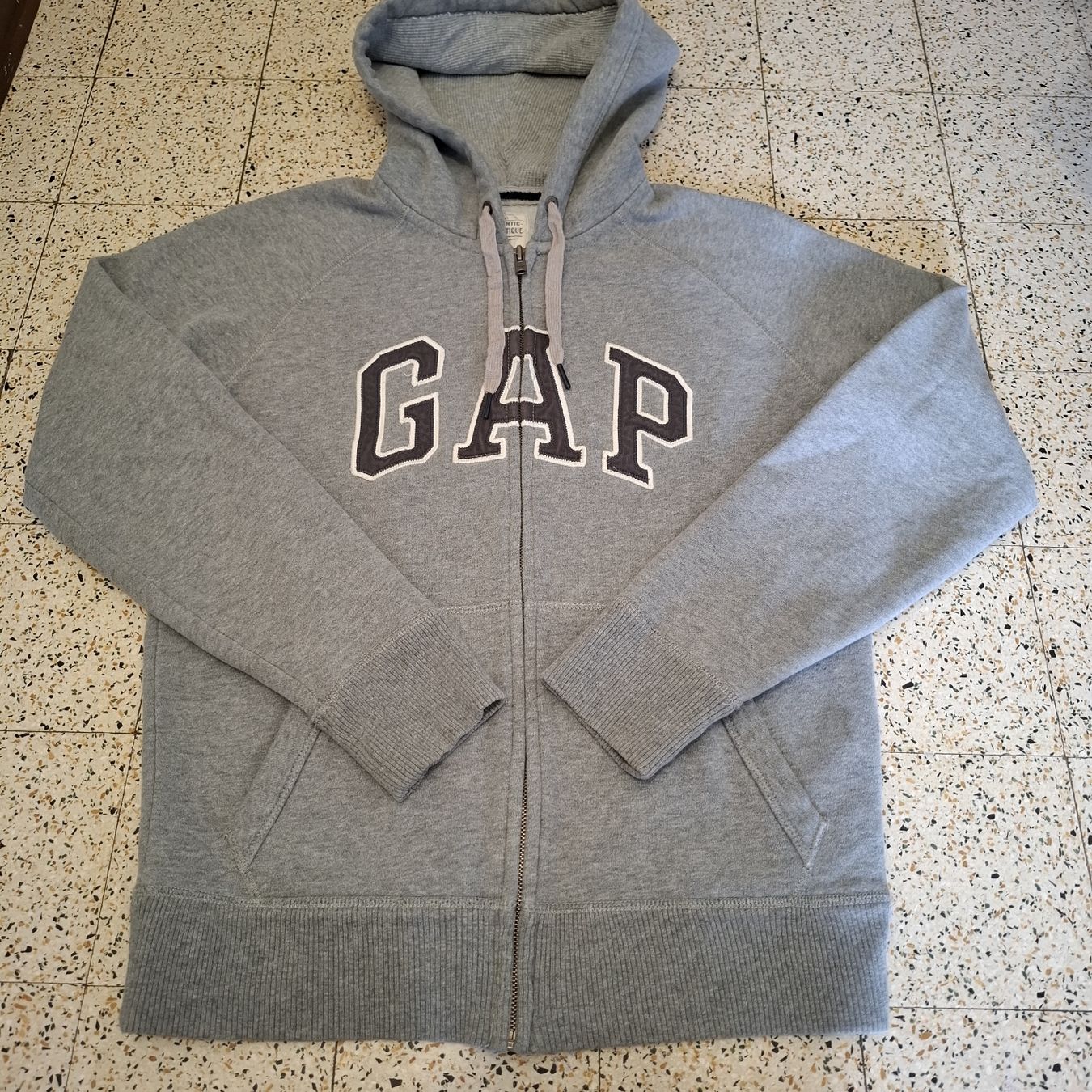 Gap Giacche: Sweat à capuche zippé GAP gris chiné - Taille S – Nuovo (secondo la descrizione) da Le Locle venduto da QUALI-PRIX