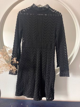 Robe noire en dentelle T. 36 état neuf