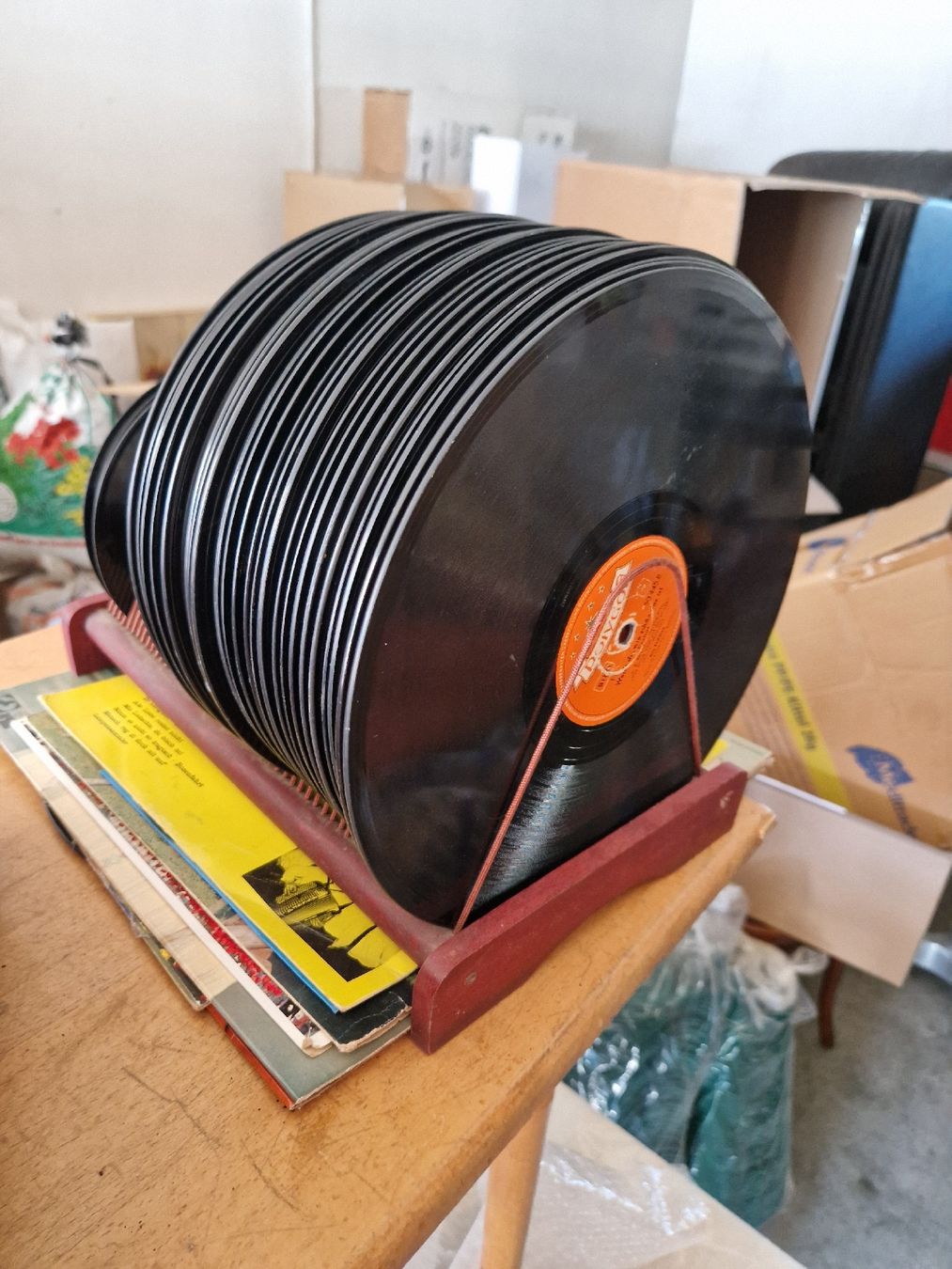 Supporti per strumenti musicali & leggii: Schallplatten Sammlung mit Ständer guter Zustand  – Usato da Mörigen venduto da Clio111 4