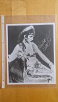 Claudette Colbert, Original Autogramm auf Grossfoto in s/w