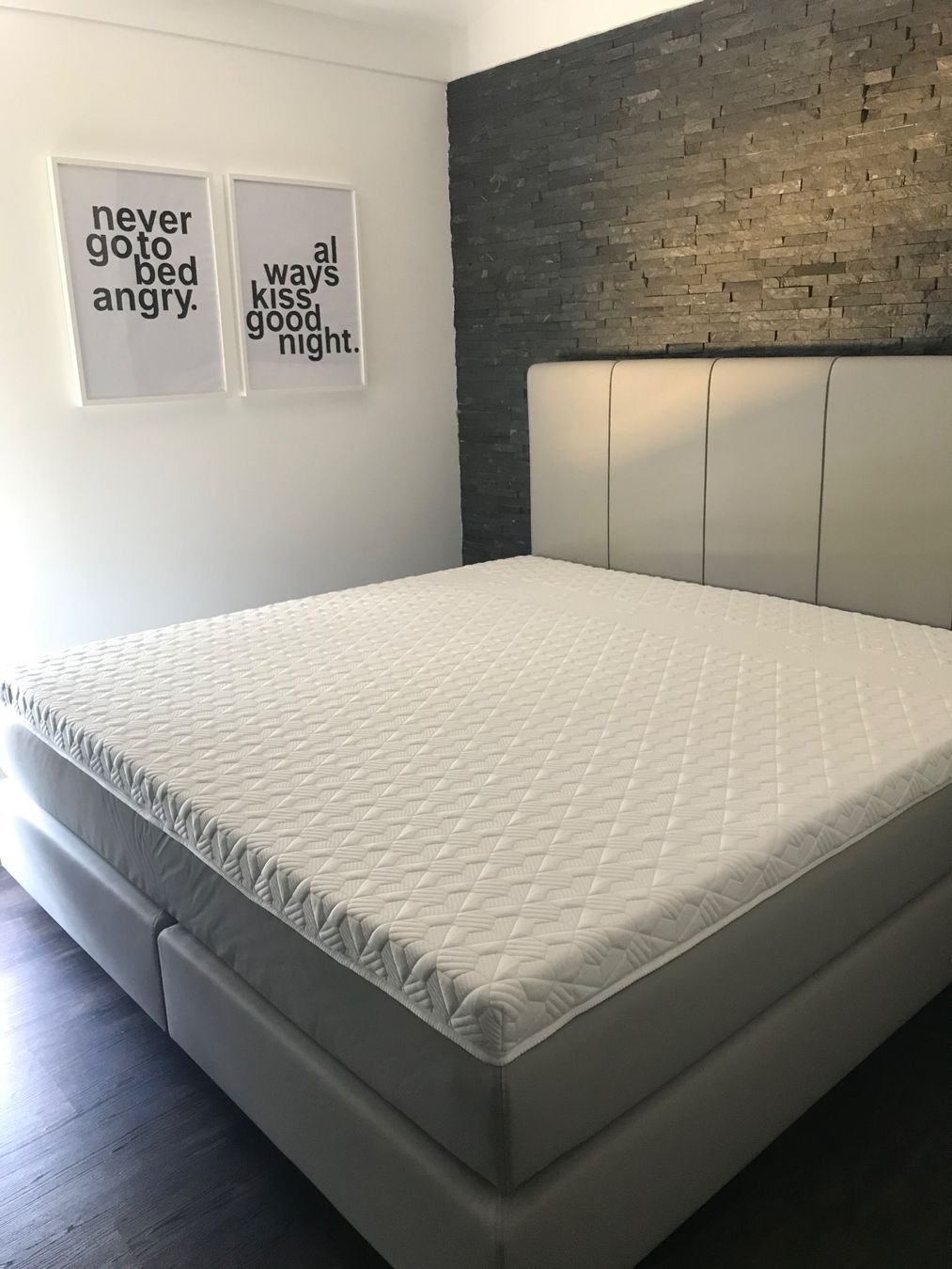 Betten: Boxspringbett 200cm x 200cm grau Kunstleder Schlaraffia – Gebraucht aus Mels von tam_r6tw