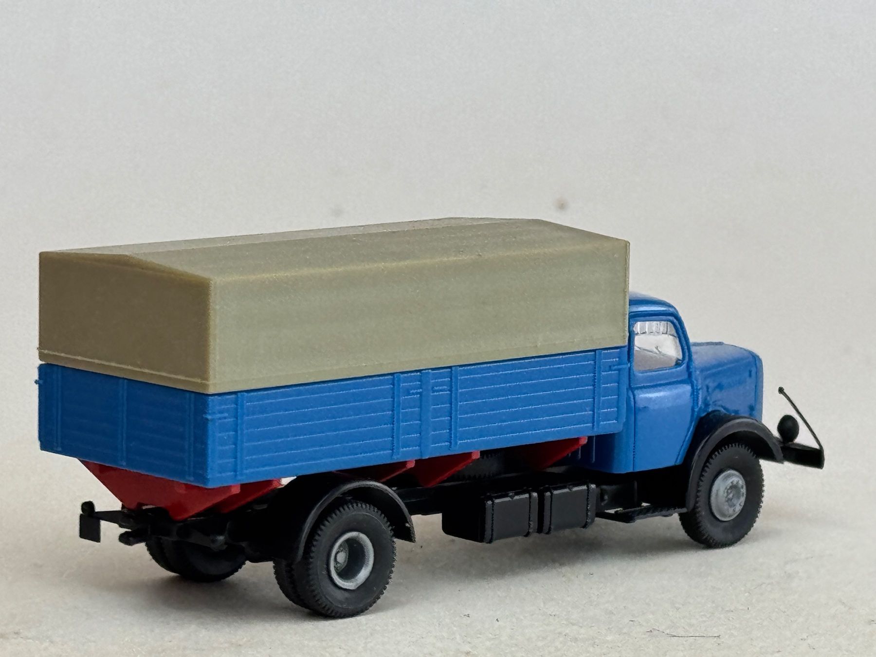 Brekina Modellini d'auto: GB2- Brekina Henschel Pritsche blau – Usato da Elm venduto da Wikmtz 1