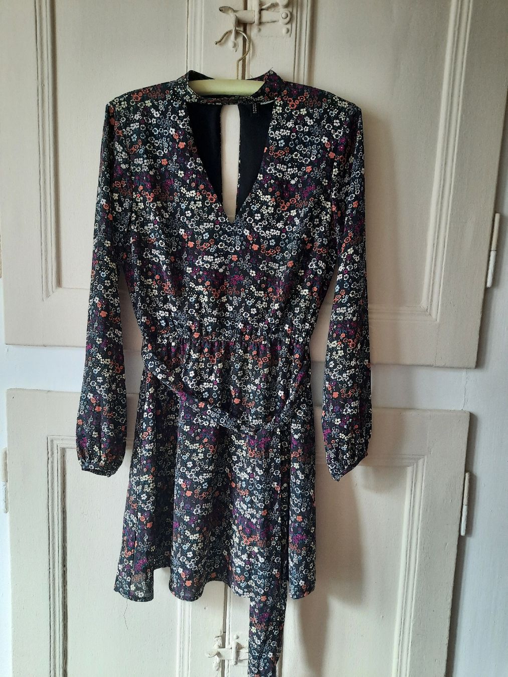 Vestiti: Robe à fleur avec ouverture devant et derrière – Usato da La Chaux-de-Fonds venduto da cel_k2b7