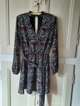 Robe à fleur avec ouverture devant et derrière