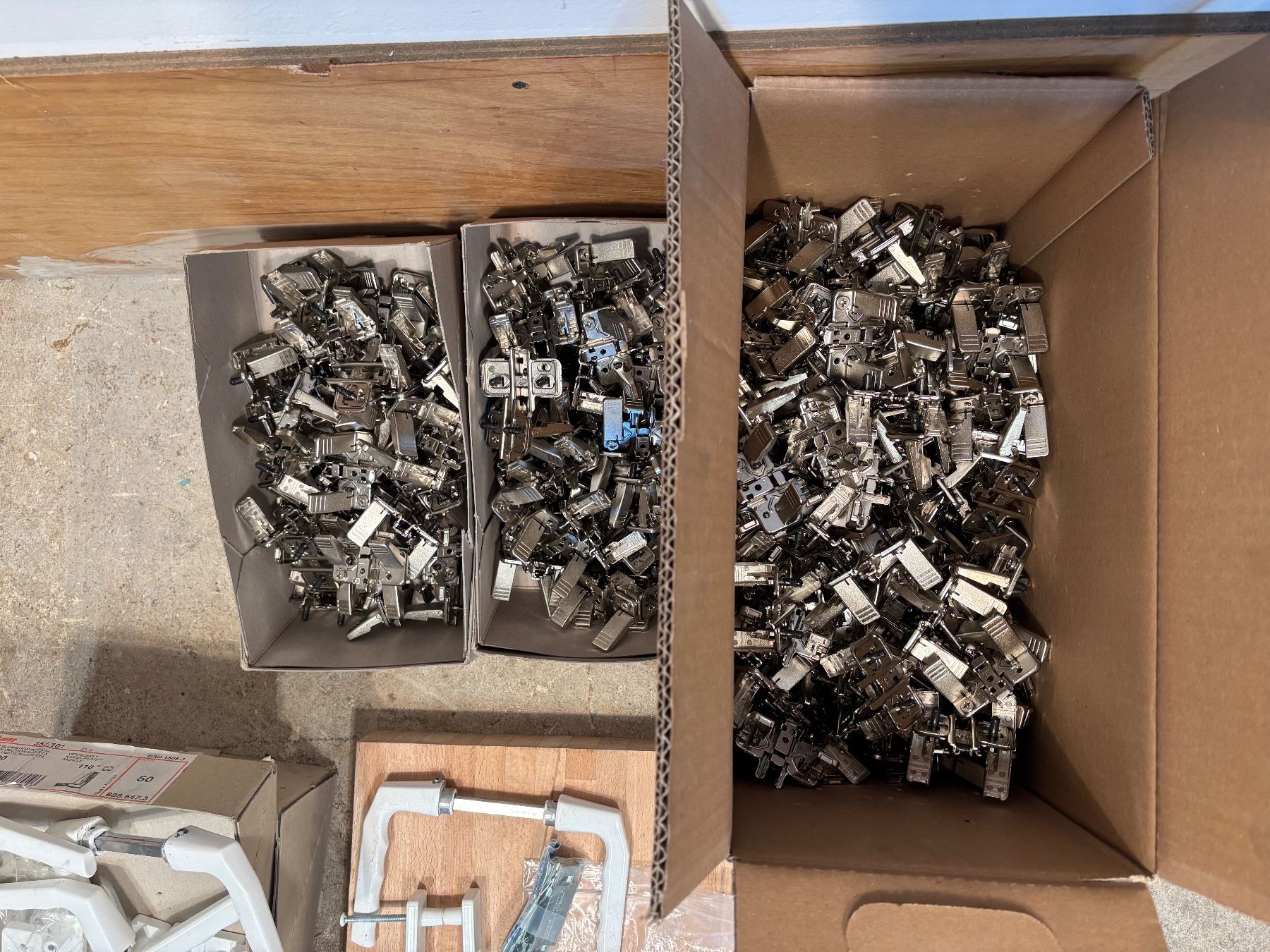 Ferramenta: Ganzer Posten Topfbänder & Fenstergriffe, Türgarnitur – Usato da Winterthur venduto da ReUse_Baumarkt 1