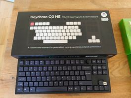 Keychron Q3 HE mit zusätzlichen Keycaps und Palm Rest