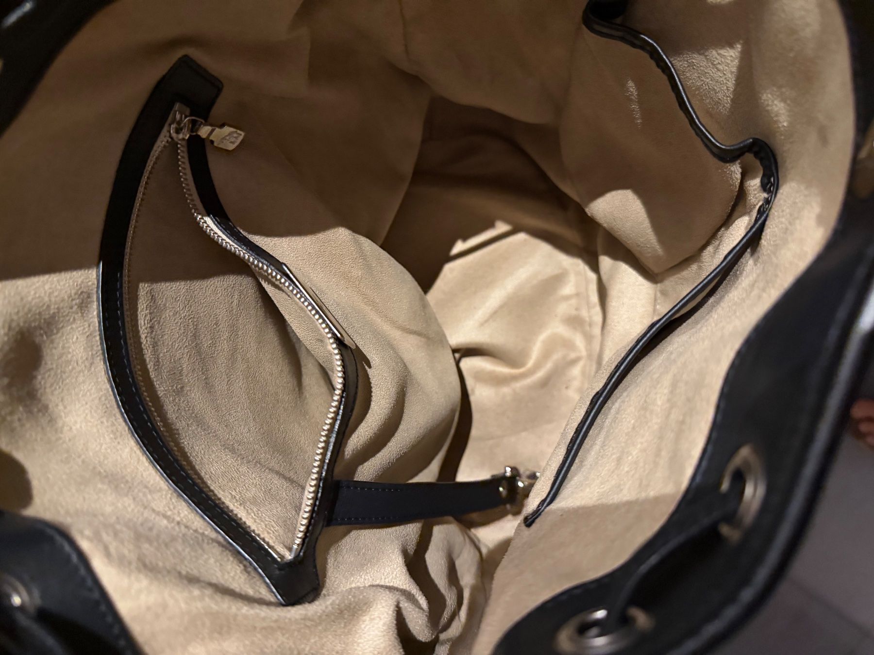 Maison Mollerus Taschen für Damen: Maison Mollerus Beuteltasche "Niesen" schwarz – Gebraucht aus Horgen von Dorastar 3