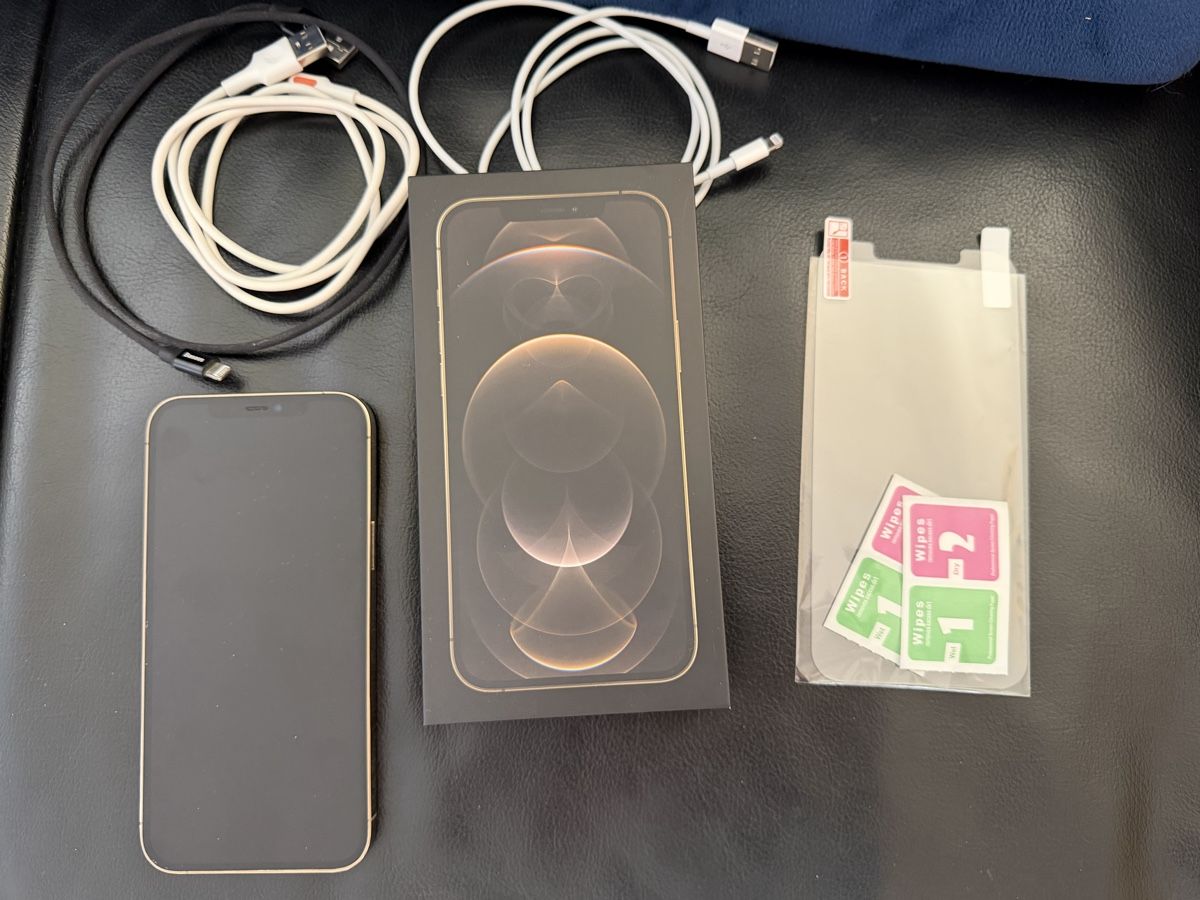 Apple Handys / Smartphones: iPhone 12 Pro Max 256Gb avec accessoires  – Gebraucht aus Colombier NE von Nikkon